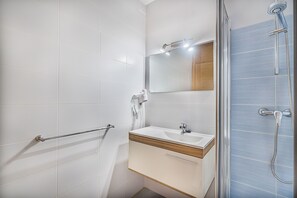 Bathtub, hair dryer, towels
