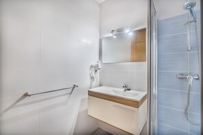 Bathtub, hair dryer, towels - MOLINS 4  ref. CS04 (Cala Sant Vicenç)