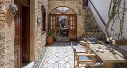 4 makuuhuoneen uudistettu kapteenitalo Lindos Villagessa