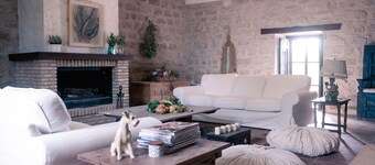 Typisk andalusisk bondgård omgiven av oliv och frukt