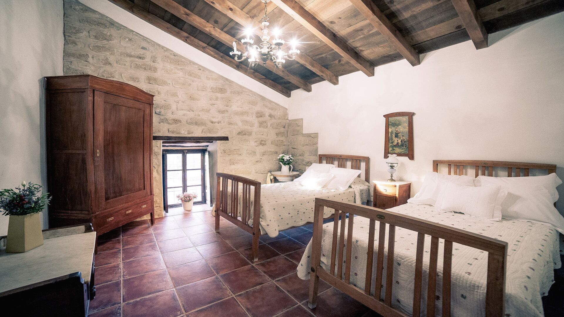 6 slaapkamers, een strijkplank/strijkijzer, wifi, beddengoed