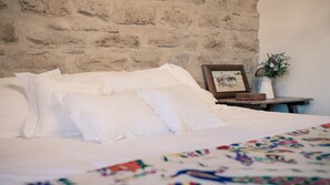 6 bedrooms, iron/ironing board, WiFi, bed sheets