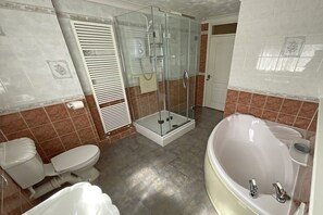 Baignoire, savon, papier de toilette