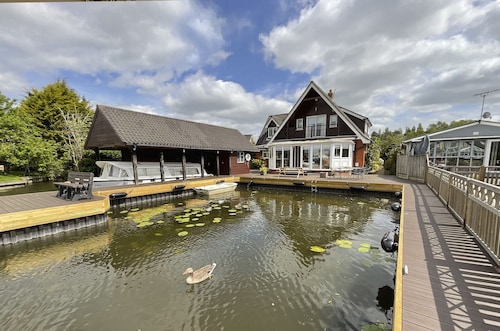 Self Catering 5 Bedroom Waterside Retreat Cottage Wroxham, Norfolk Broads, Eng