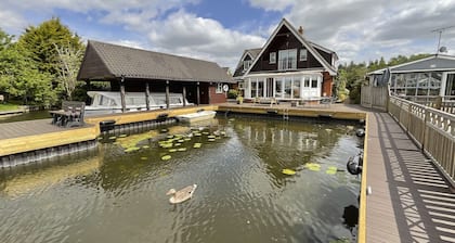 Self Catering 5 Bedroom Waterside Retreat Cottage Wroxham, Norfolk Broads, Eng