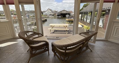 Self Catering 5 Bedroom Waterside Retreat Cottage Wroxham, Norfolk Broads, Inglaterra