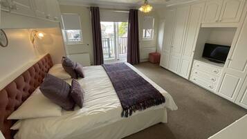 5 dormitorios, tabla de planchar con plancha, cuna de viaje