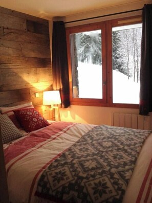 2 bedrooms, iron/ironing board, travel crib, free WiFi