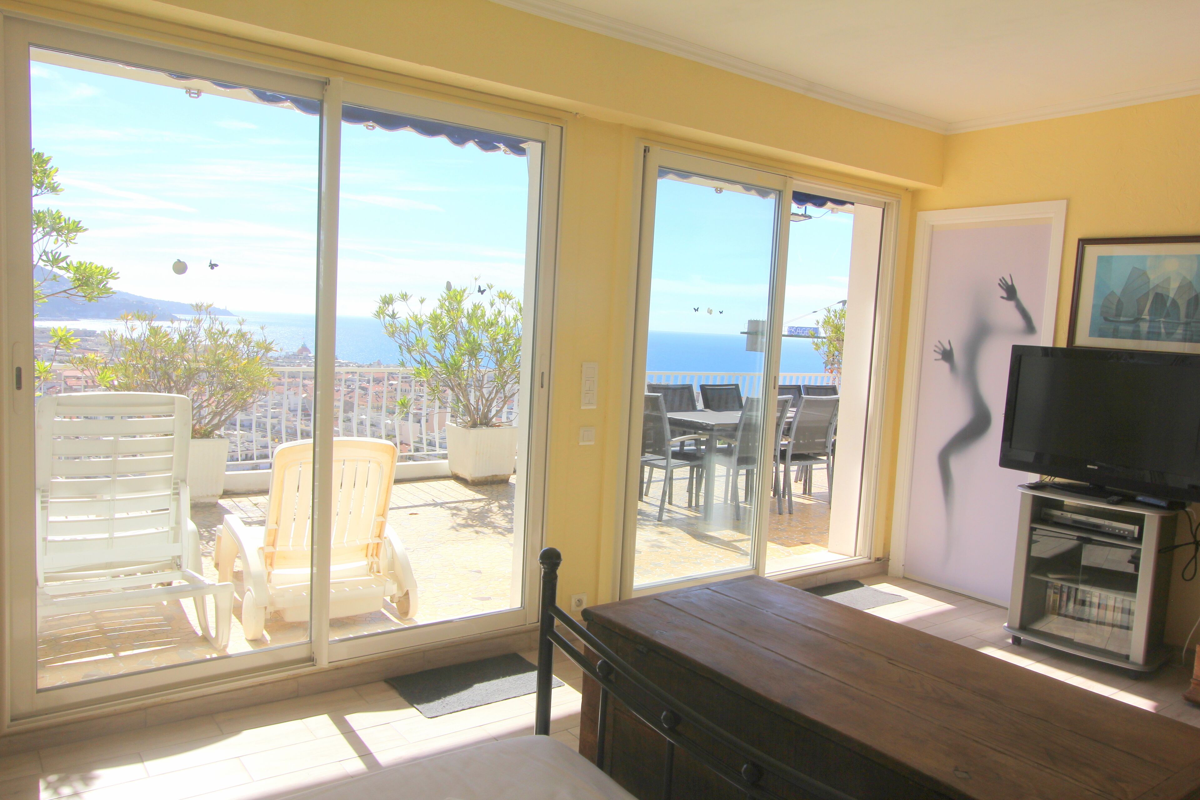 Télévision, lecteur de DVD, médiathèque, vidéothèque