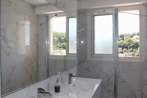 Combined shower/tub, hair dryer, towels, soap - ROOF VILLA above the roofs of Nice facing the sea 100 m² + 100 m² terraces (Nice)