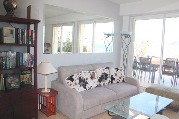 Télévision, lecteur de DVD, médiathèque, vidéothèque