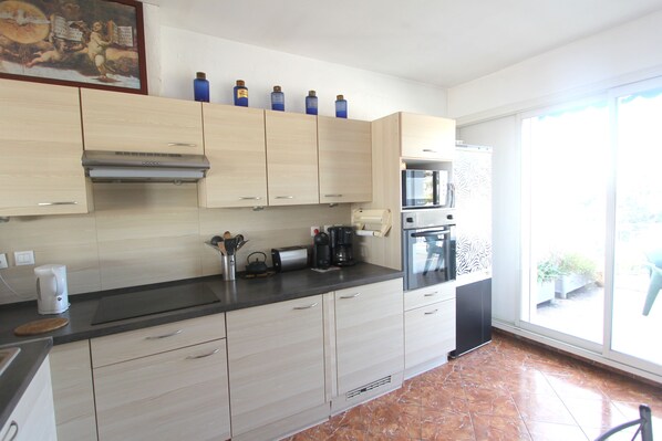 Kjøleskap, mikrobølgeovn, ovn og kokeplater