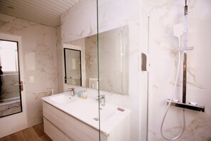 Combined shower/bathtub, hair dryer, towels, soap
