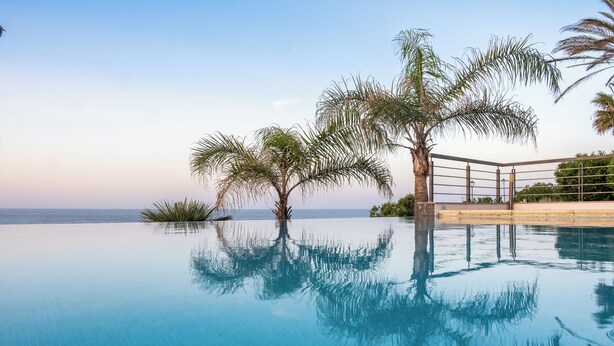An infinity pool with palm trees and a view of the ocean. - Luxury villa with private infinity pool and magnificient sea views (Lagos)