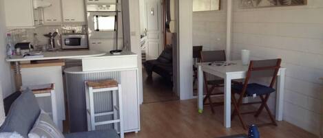 TV, lettore DVD, libri, videoteca