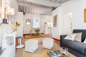 Una televisión de pantalla plana, un reproductor de DVD