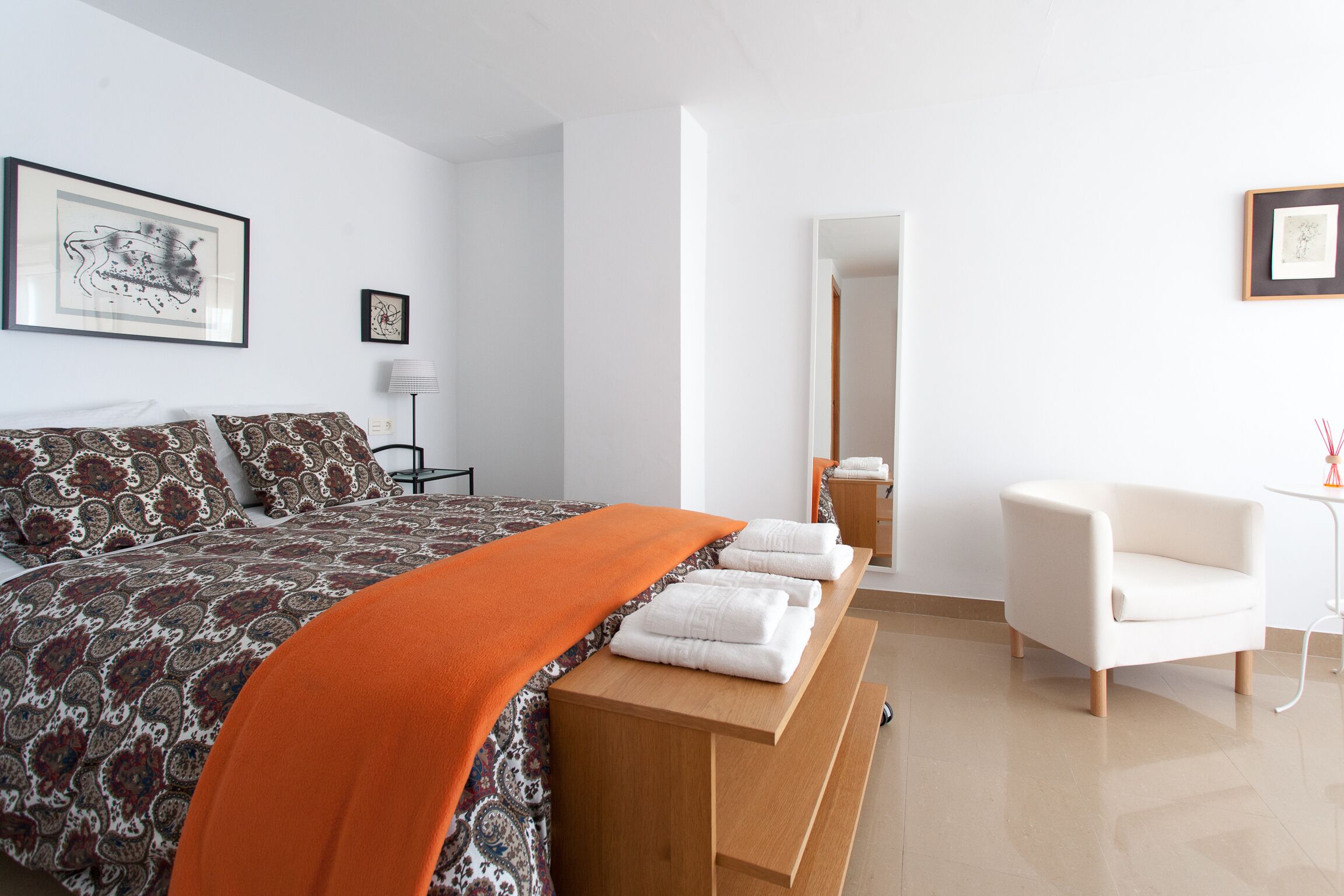 Piso con WIFI, climatización y baños privados en las habitaciones.