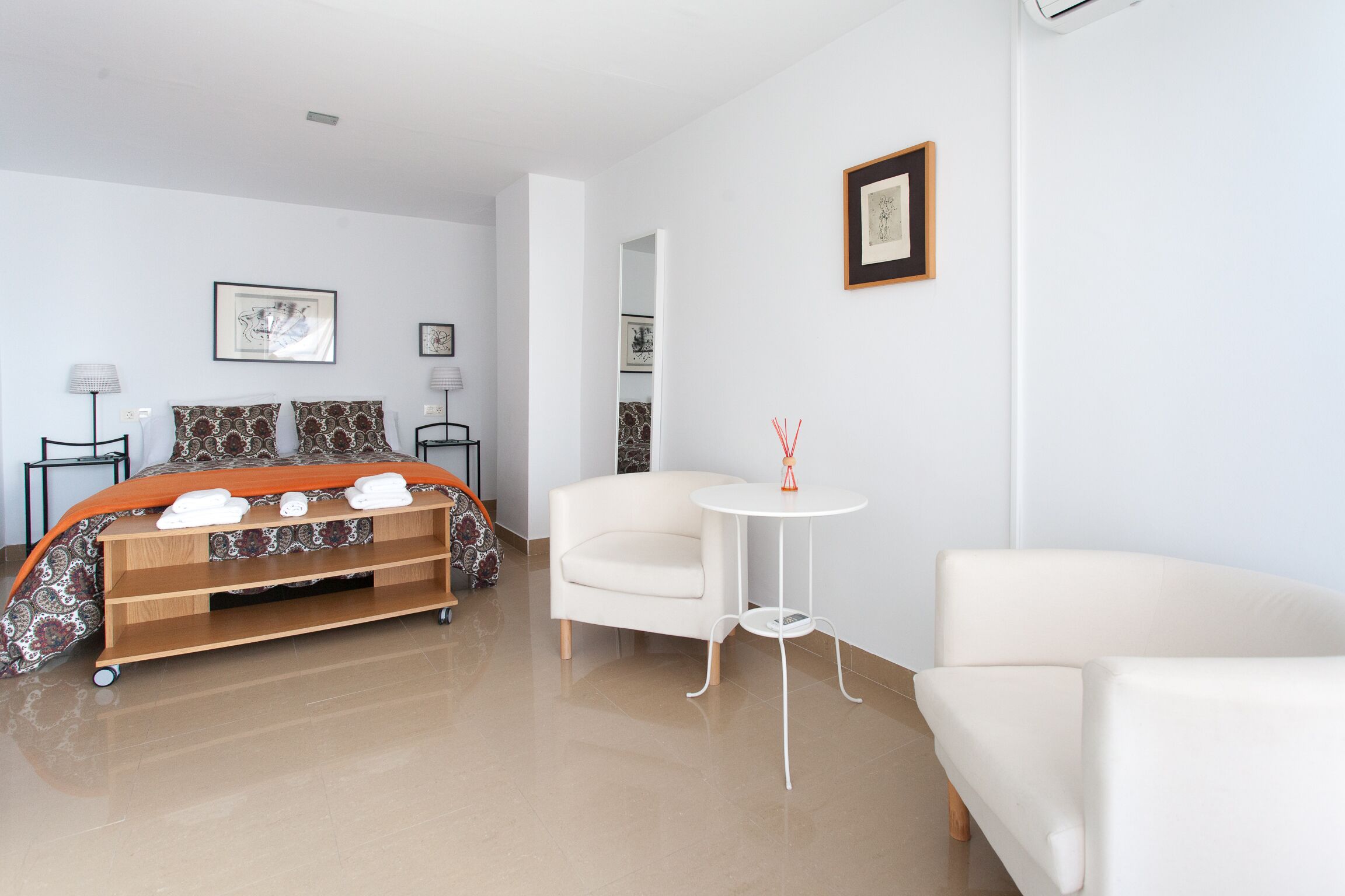 Piso con WIFI, climatización y baños privados en las habitaciones.