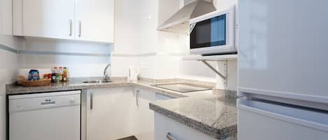 Refrigerador, microondas, horno y parrilla de estufa