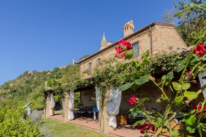 Outdoor dining - Villa Torre with heated pool and sea view near Ripatransone, in the Rosso Piceno wine territory (Ripatransone)