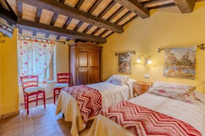 5 habitaciones, tabla de planchar con plancha y wifi