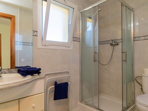 Shower, hair dryer, towels