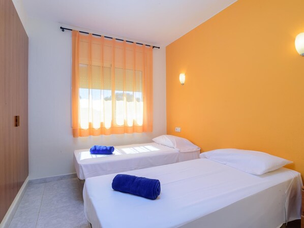4 bedrooms, iron/ironing board, internet, bed sheets