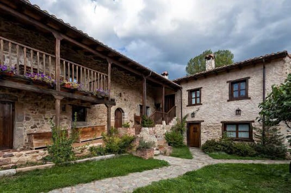 THE SHELTER. The Houses of Valdepielago, the Puerta del Paraiso.