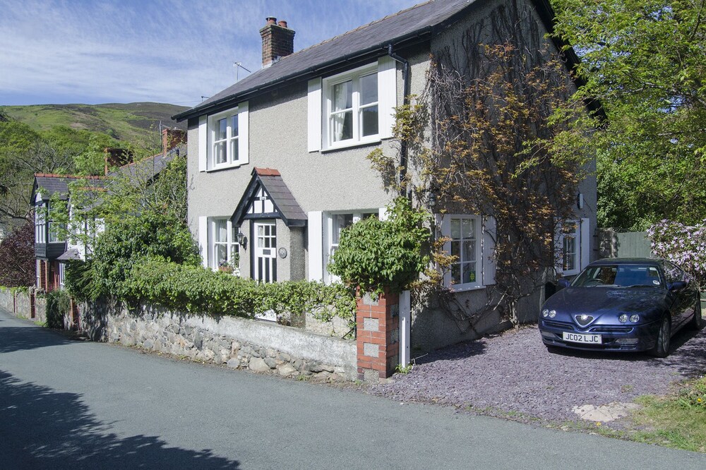 5 Star home from home in Snowdonia - where the mountains meet the sea