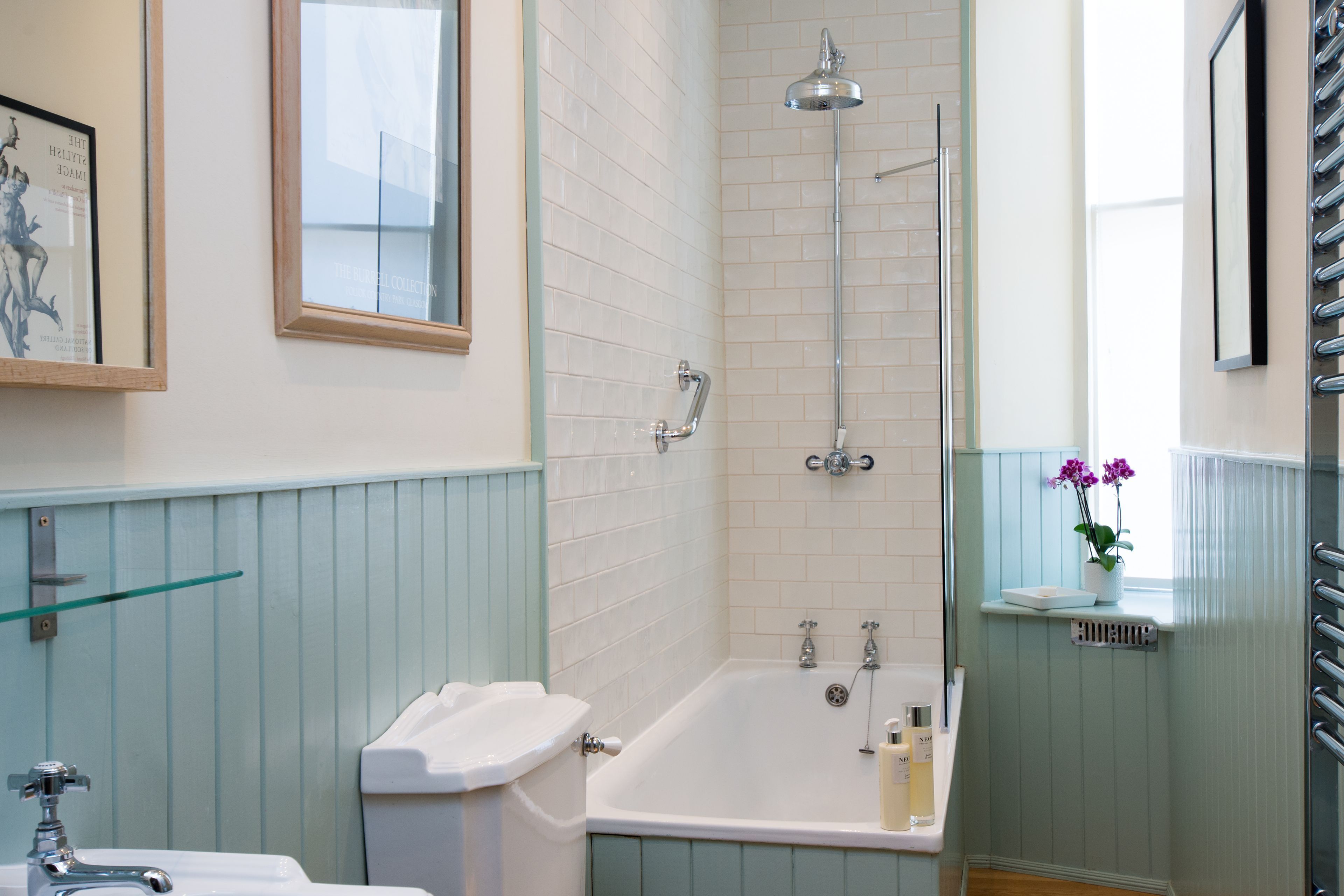 Ensemble douche/baignoire, sèche-cheveux, serviettes fournies