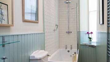 Combined shower/bathtub, hair dryer, towels