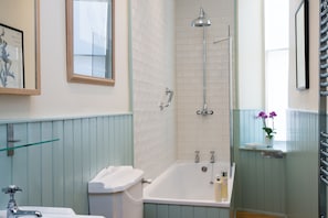 Combined shower/tub, hair dryer, towels
