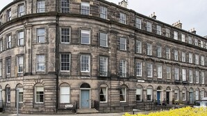 A historic building with multiple windows and a curved facade. - 1 Bellevue Terrace - sleeps 4 guests  in 2 bedrooms (Edinburgh)
