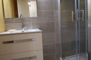 Bathtub, hair dryer, towels, soap - Beautiful house with big garden and private pool (Mazan)