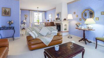 電視、DVD 播放機、書籍、音響