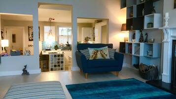 Smart TV, fireplace, stereo