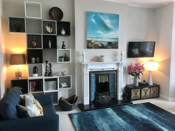 TV connectée, cheminée, chaîne hi-fi