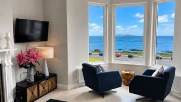 Smart TV, fireplace, stereo