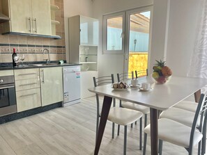 Een koelkast, een microgolfoven, een oven, een kookplaat
