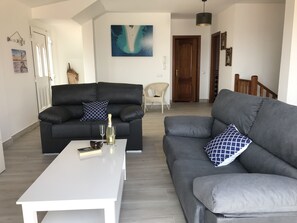 Smart-tv, ett bordtennisbord, böcker och en stereo