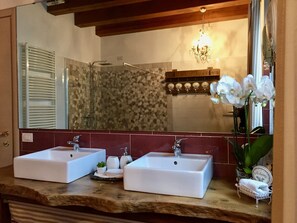 Shower, hair dryer, bidet, towels - Verona, house with porch and garden, in a single house, internal parking (Verona)