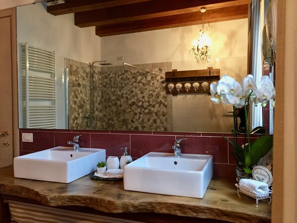 A bathroom with two sinks, a shower, and a mirror. - Verona, house with porch and garden, in a single house, internal parking (Verona)