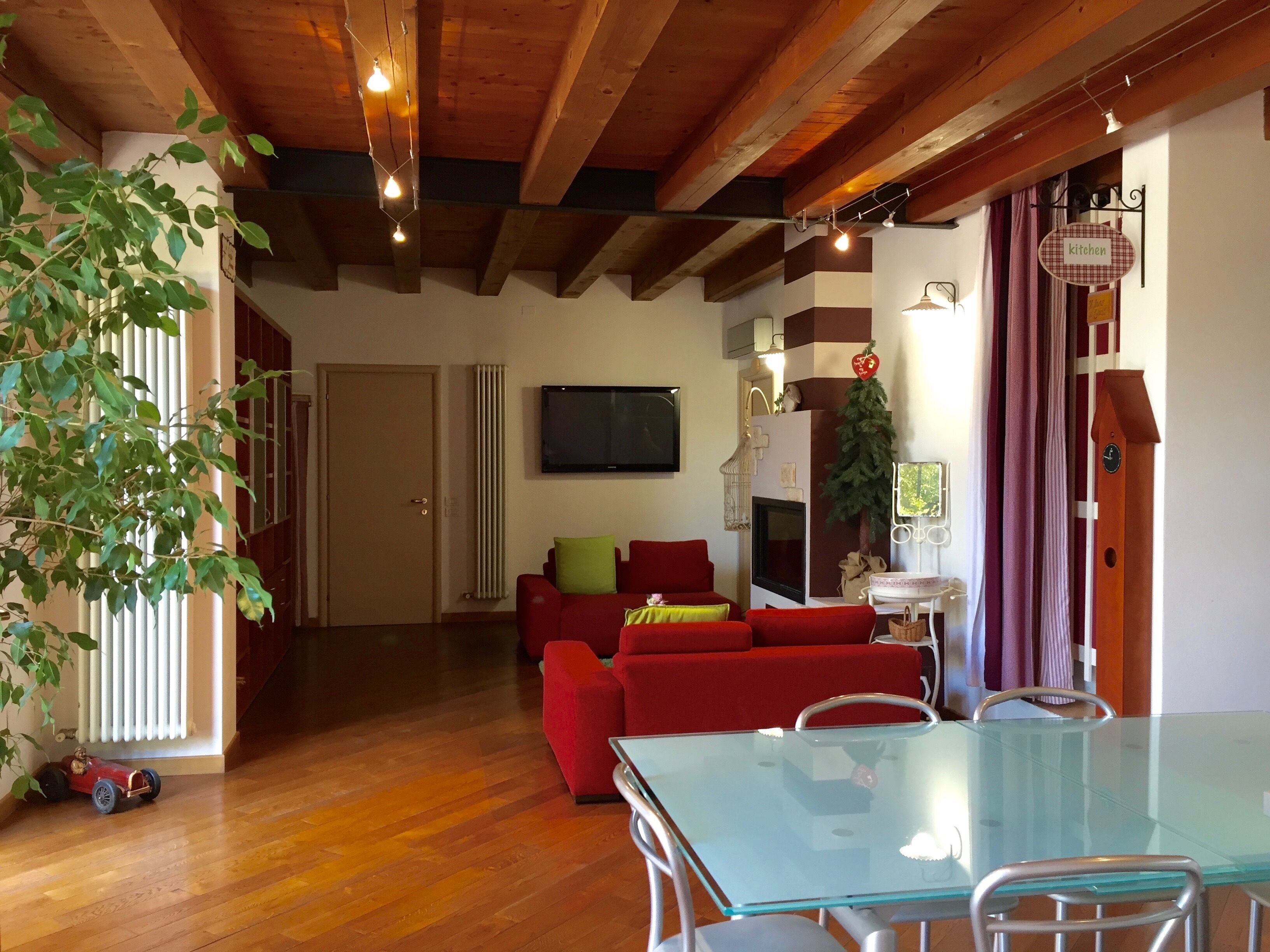 Verona, abitazione con portico e giardino, in casa singola, parcheggio interno