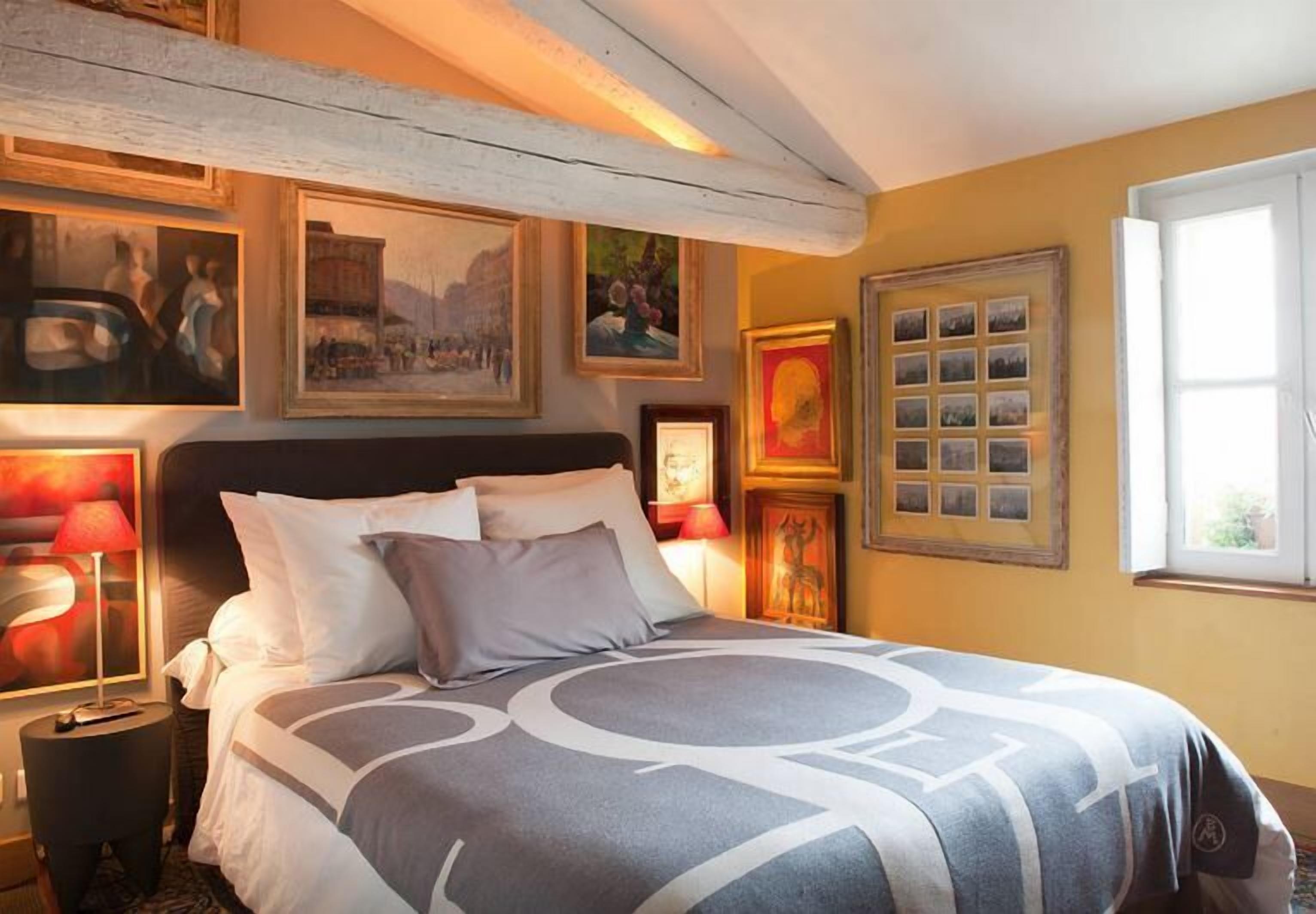 Charming artist apartment, Place de la Maison Carrée (Unesco Site).