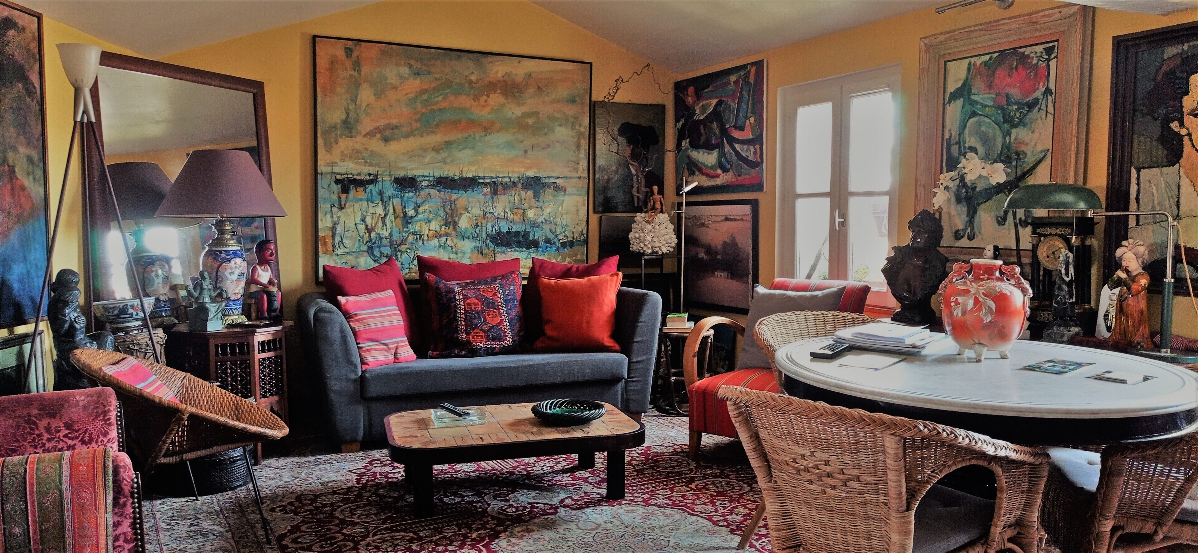 Charming artist apartment, Place de la Maison Carrée (Unesco Site).