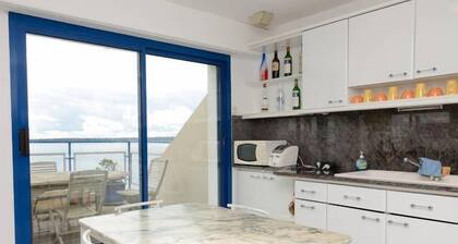 Muy bonitas y grandes, modernas pies ático en el agua.