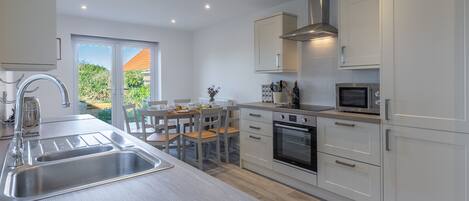 Micro-ondas, lava-louças, cadeirão de bebê