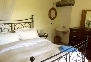 3 bedrooms, iron/ironing board, bed sheets - Peace, Pool and Panoramas in the Monferrato, UNESCO's hidden gem in Italy (Montabone)