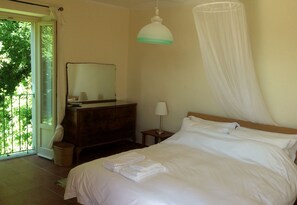 3 slaapkamers, een strijkplank/strijkijzer, beddengoed