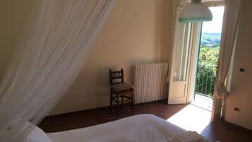 3 makuuhuonetta, silitysrauta/-lauta, vuodevaatteet